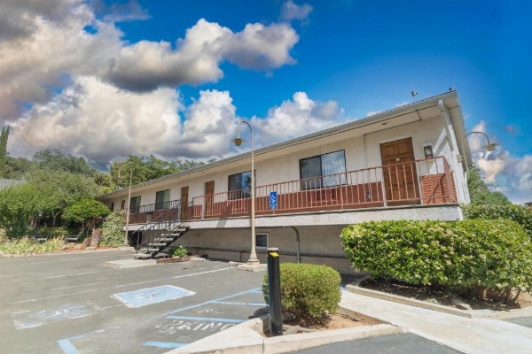 Mariposa Lodge image 15