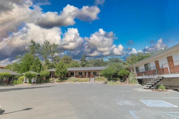 Mariposa Lodge image 17