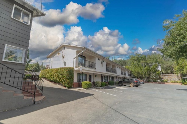 Mariposa Lodge image 19