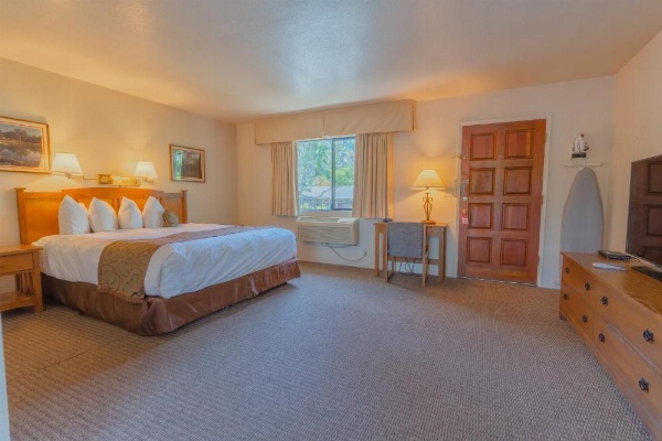 Mariposa Lodge image 21