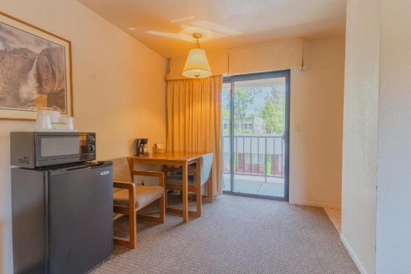 Mariposa Lodge image 26