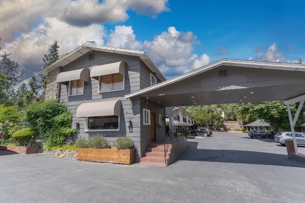 Mariposa Lodge Main image